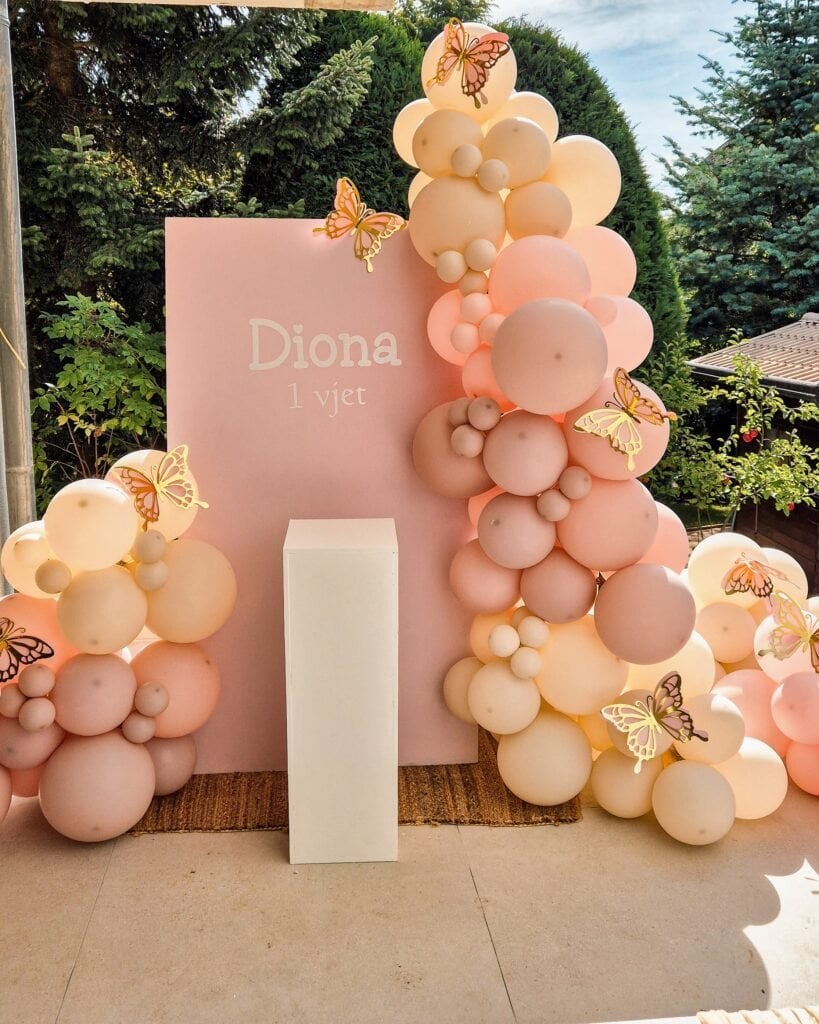 Accueil 1 Backdrop ave arche de de ballons et colonne à gâteau pastel pour les 1 an .