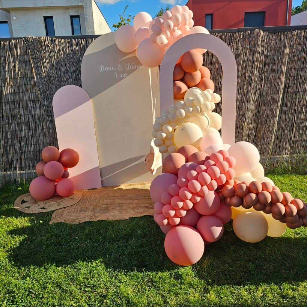 Ballons décoratifs pour anniversaire 2 ans en extérieur, installation colorée et festive.