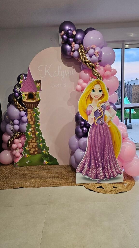 Décoration d'anniversaire avec ballons violets et princesse Rapunzel à Thionville