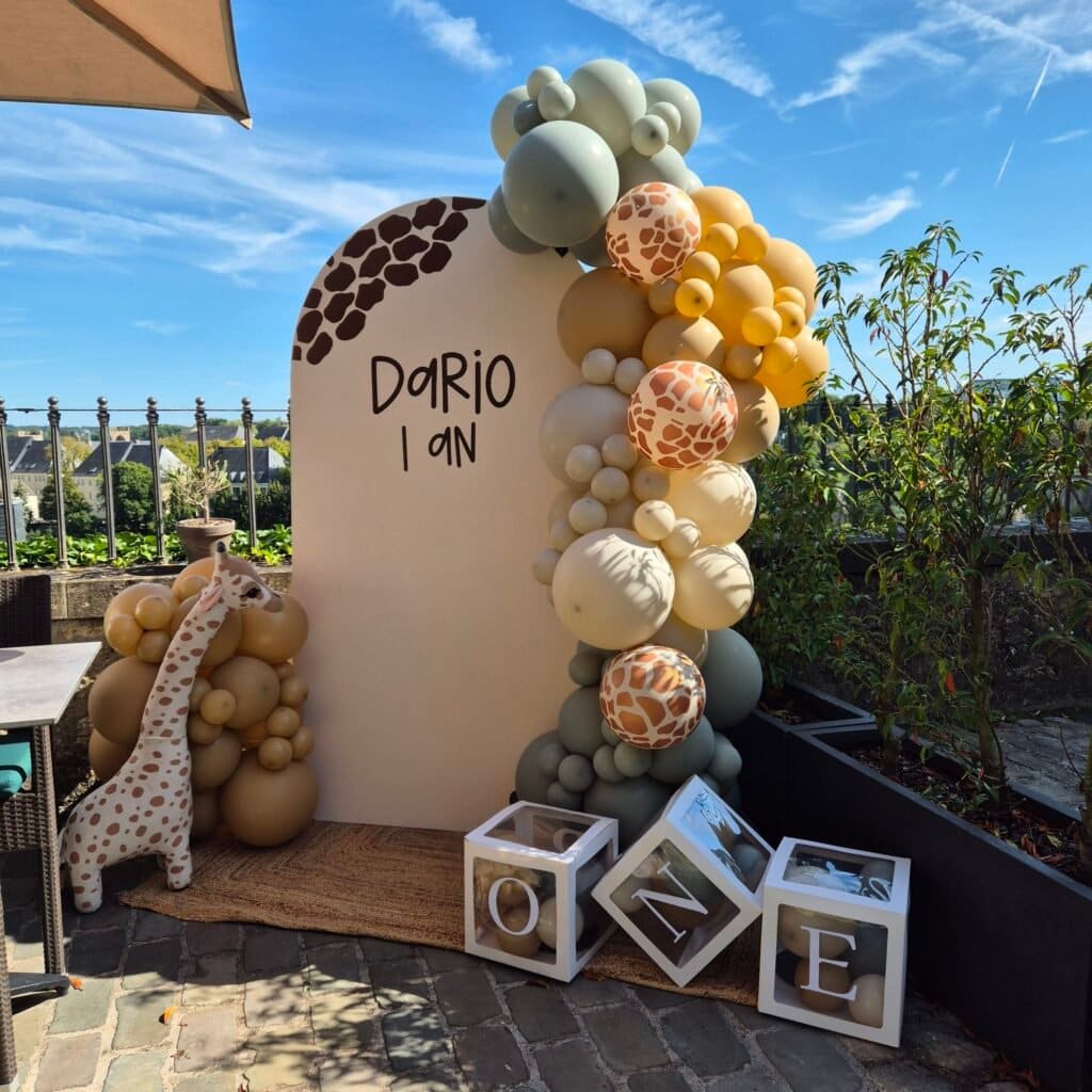Décoration ballon colorée pour fête d'anniversaire d'enfant 1 an avec panneau personnalisé au Luxembourg dans un restaurant