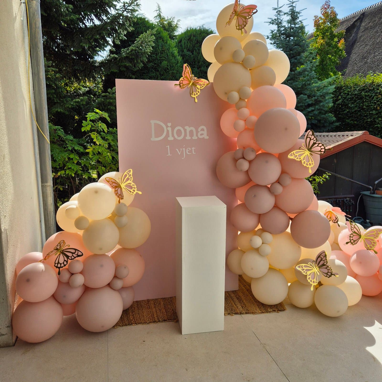 Décor en ballons pastel avec papillons pour anniversaire d'enfant Luxembourg