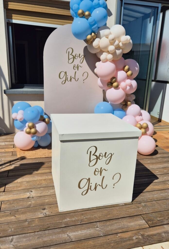 Boîte carré pour révélation du sex de bébé avec Arche à ballons bleur, rose et blanc pastel pour annonce de grossesse garçon ou fille à Luxembourg
