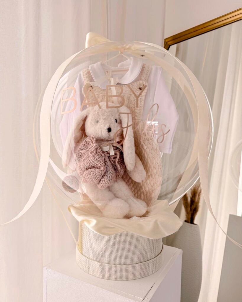 Accueil 4 Peluches et vêtements pour bébé dans un ballon à bulles transparent décorative à Wiltz au Luxembourg