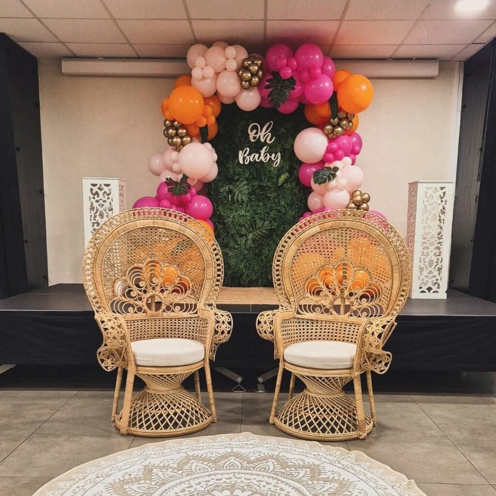 Décoration de fête pour bébé avec ballon et fauteuils en rotin