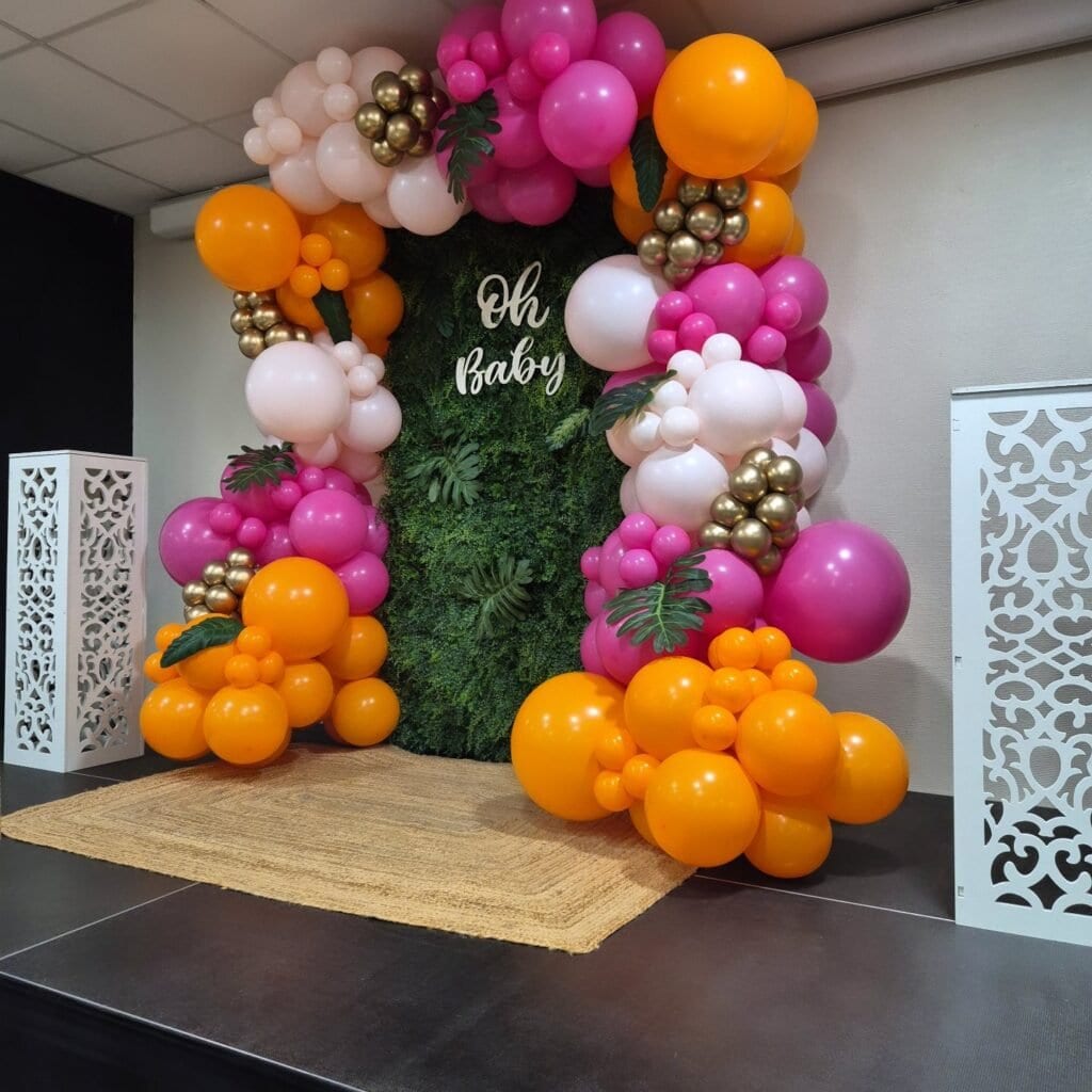 Accueil 16 A Luxembourg-ville ,Décoration de fête pour baby shower avec ballons roses, oranges, blancs et dorés.