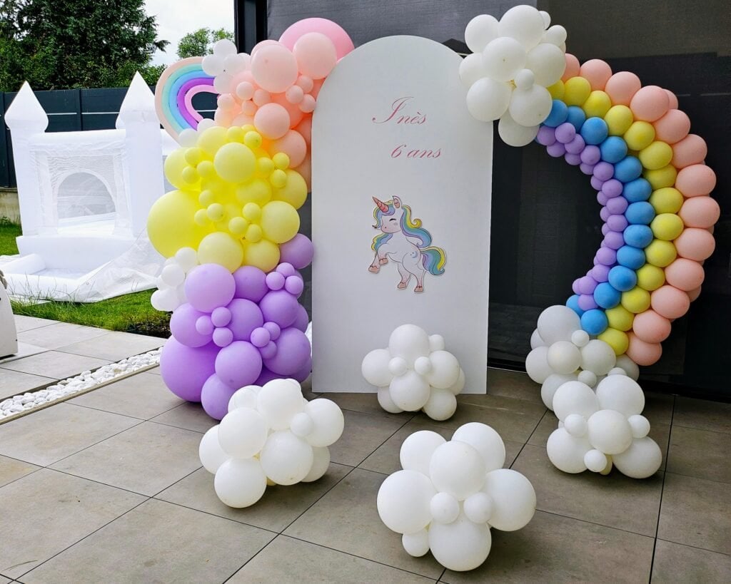 Backdrop de ballons pastel pour thème licorne pour une décoration anniversaire enfant à Thionville.