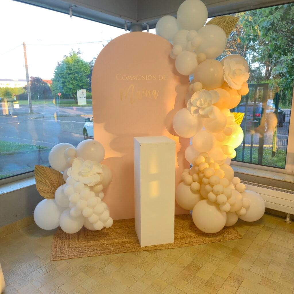 Accueil 7 Décoration de communion avec ballons blancs et éléments floraux élégants à Esch au Luxembourg