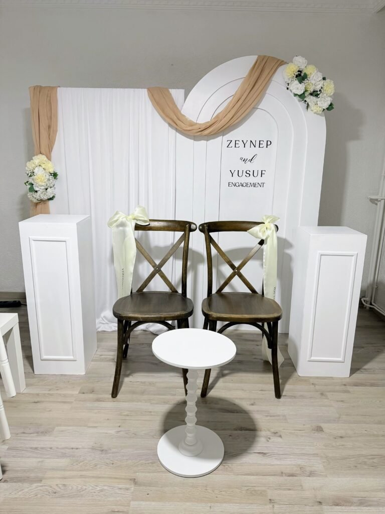 Accueil 9 Décoration de mariage avec deux chaises en bois, fleurs blanches et toile de fond personnalisée à Saarguemine dans le 54