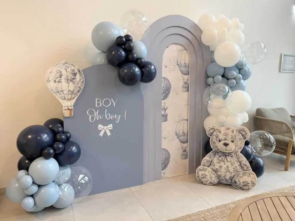 Accueil 8 Arche de ballons bleus et blancs pour décoration de naissance garçon pour une baby shower à Luxembourg