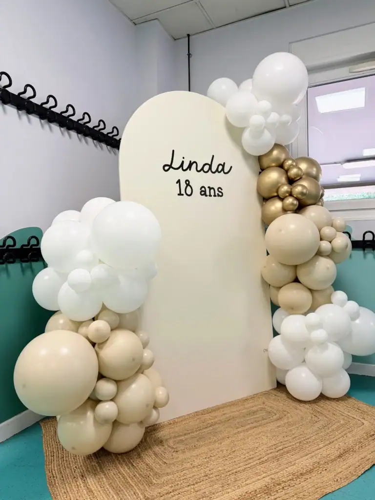 Anniversaires Adultes 9 Backdrop avec Arche de ballons blancs, beiges et dorés pour anniversaire de Linda, 18 ans, avec panneau personnaliser à Thionville