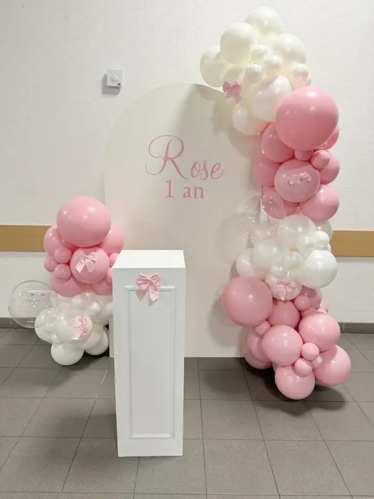 Accueil 14 Décoration de ballons roses et blancs pour un premier anniversaire de fille à Luxembourg-ville