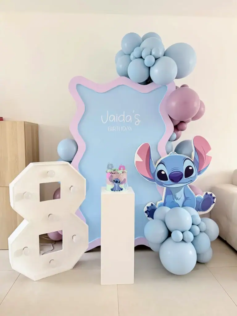 Décoration d'anniversaire avec Stitch, ballons bleus et roses, cadre personnalisé "Jaida's Birthday" à Thionville
