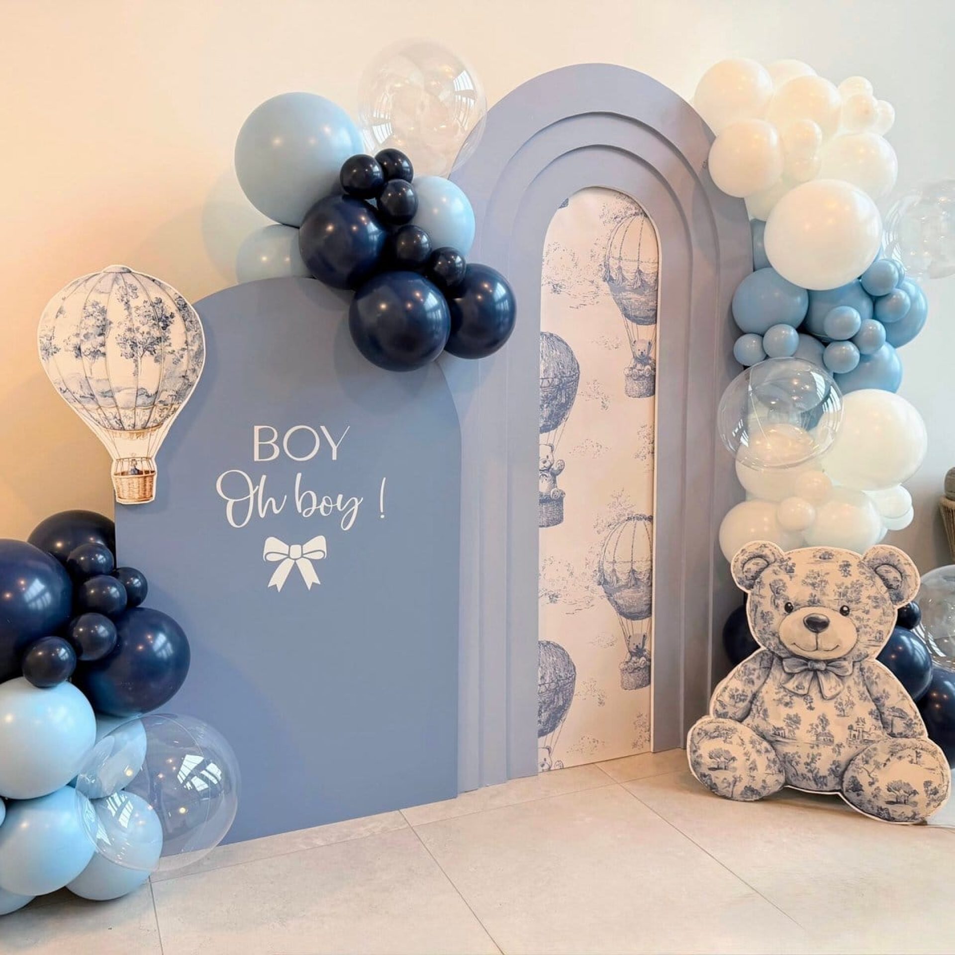 Décor de baby shower avec ballons bleus, blancs et un ours en peluche pour célébrer l'arrivée d'un bébé à Esch Belval au Luxembourg