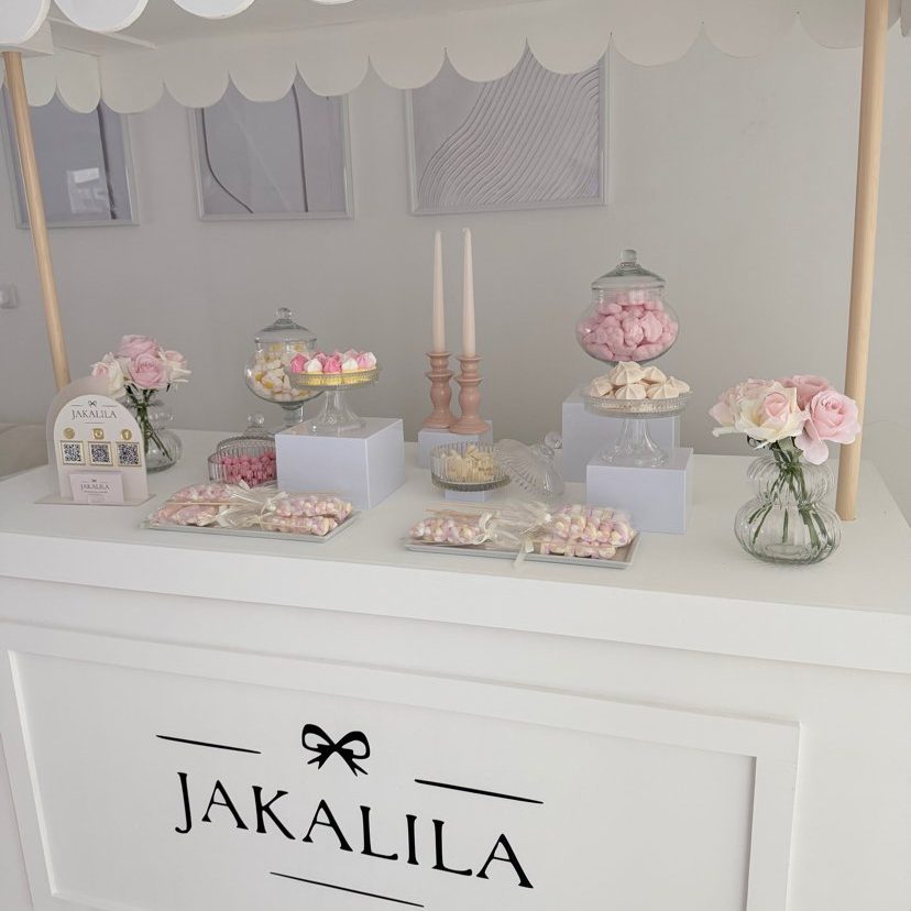 candy bar avec décoration pastel et confiseries variées à Thonville